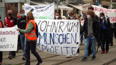 Demonstranten mit Plakaten gegen die Wohnungsnot  