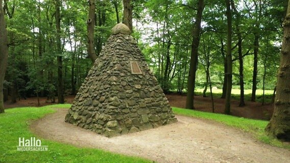 Eine Steinpyramide im Wald.  