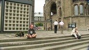 Eine junge Frau sitzt mit ihrem Hund auf einer Treppe  