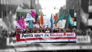 Demo-Banner mit der Aufschrift "Politik spart die Kliniken krank"  