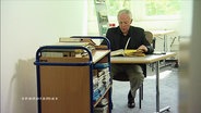 Der Reporter Hans-Jürgen Börner vor seinen Stasi-Akten  