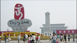 Eine Skupltur mit der Aufschrift "Beijing 2008"  