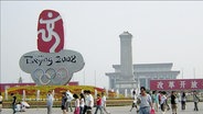 Eine Skupltur mit der Aufschrift "Beijing 2008"  