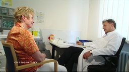Eine Patientin unterhält sich mit ihrem Arzt  