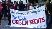 Banner mit der Aufschrift "Wir leben, wir kämpfen für Euch gegen Rechts"  