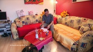 Michael Samir al-Ayash auf einem Sofa  