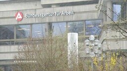 Schriftzug "Bundesagentur für Arbeit" an einer Hausfassade  