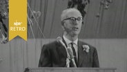 Hamburgs Erster Bürgermeister Paul Nevermann bei einer Rede am blumengeschmückten Rednerpult der IGA 1963  