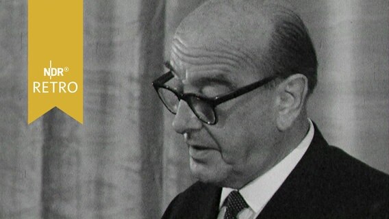 Der Hamburger Kultursenator Hans-Harder Biermann-Ratjen bei einer Rede im Schauspielhaus 1963  
