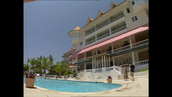 Eine Hotelanlage mit Pool  