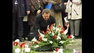 Gerhard Schröder legt einen Blumenkranz nieder  