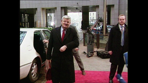 Joschka Fischer auf einem roten Teppich  