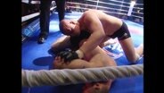 Zwei "Freefighter" prügeln sich im Ring  