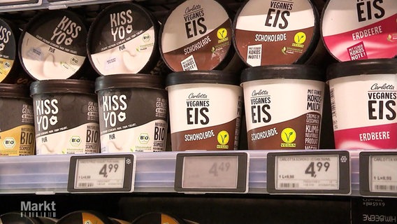 Veganes Eis im Supermarkt.  