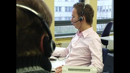 Zwei Callcenter-Mitarbeiter  