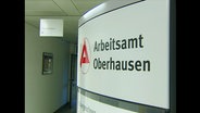 Schild mit der Aufschrift "Arbeitsamt Oberhausen"  