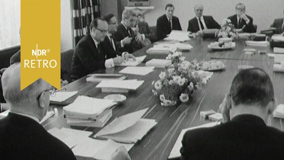 Zahlreiche Herren an einem großen Tisch bei einer Sitzung des NDR-Verwaltungsrats 1963  