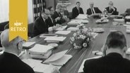 Zahlreiche Herren an einem großen Tisch bei einer Sitzung des NDR-Verwaltungsrats 1963  