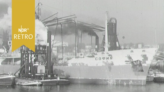Sowjetisches Frachtschiff "Sofia" in einem Dock im Hamburger Hafen (1963)  