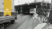 Straße unter ein Brückenbaustelle in Hannover (1964)  