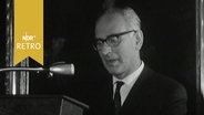 Bürgermeister Paul Nevermann am Rednerpult 1964  