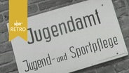 Schild: "Jugendamt. Jugend- und Sportpflege" (1964)  