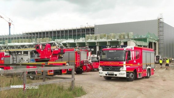 Feuerwehrfahrzeuge vor einer Großbaustelle im Hamburger Stadtteil Rahlstedt. Dort kam es zu einem tödlichen Arbeitsunfall.  