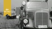 Feuerwehrwagen auf einem Feldweg (1964)  