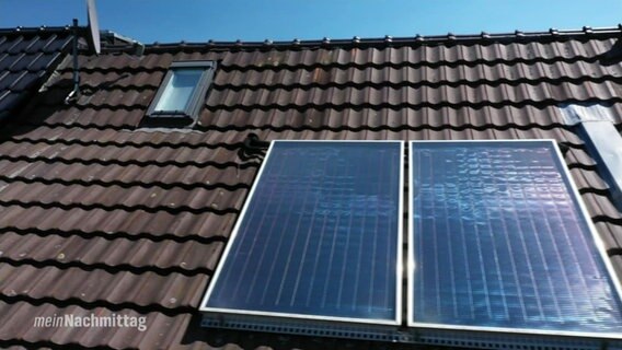 Eine Photovoltaikanlage auf einem Dach.  