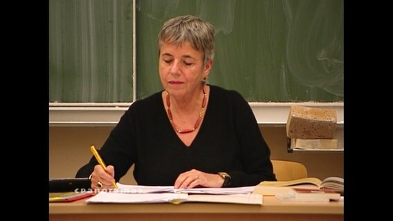 Die Lehrerin Amlut Esselborn an ihrem Pult  