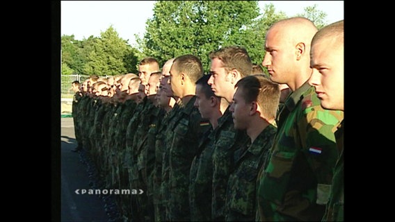 Bundeswehrsoldaten stehen in einer Reihe  