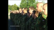 Bundeswehrsoldaten stehen in einer Reihe  