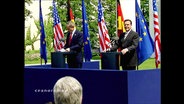 George W. Bush und Gerhard Schröder auf einer Bühne  
