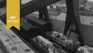 Umschlagbahnhof am Kai in Bremen 1964 mit Güterzügen neben der Bordwand eines Frachtschiffs  