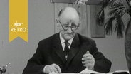 Journalist Axel Eggebert an seinem Schreibtisch bei der Arbeit (1964)  