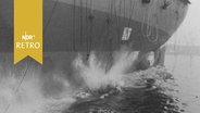 Rumpf des Tankers "Esso Bayern" taucht beim Stapellauf in Hamburg 1964 spritzend ins Elbwasser ein  