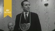 Der Jeveraner Püttbierkönig 1964 bei einer Rede, mit der entsprechenden Plakette um den Hals  