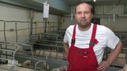 Landwirt Matthias Teepker gibt in seinem Schweinestall ein Interview.  