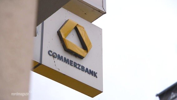 Blick auf ein Schild der Commerzbank an einem Geschäftsgebäude.  