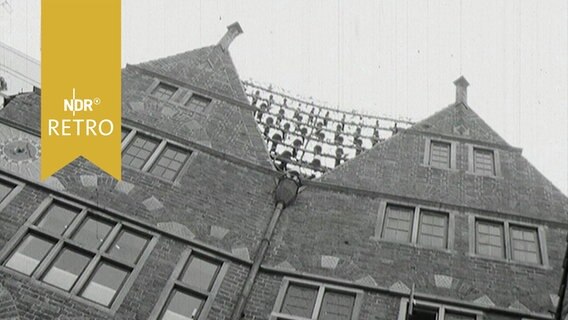 Glockenspiel zwischen den Giebeln in der Bremer Böttcherstraße (1964)  