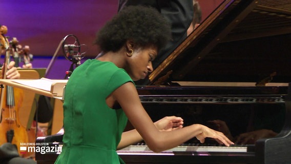 Die Pianistin Isata Kanneh-Mason spielt Klavier bei einem Konzert.  