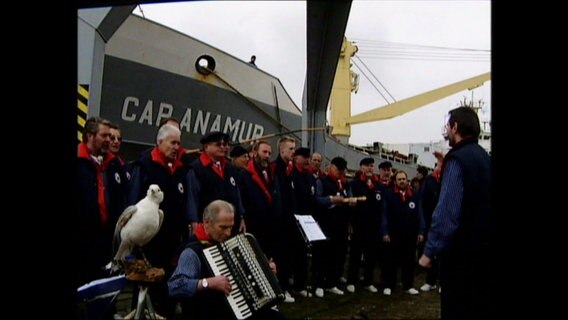 Ein Seemanns-Chor vor der Cap Anamur  