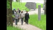 KZ-Überlebende an einer Gedenkstätte in Riga 2004  