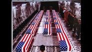 Särge gefallener US-Soldaten in einem Flugzeug  
