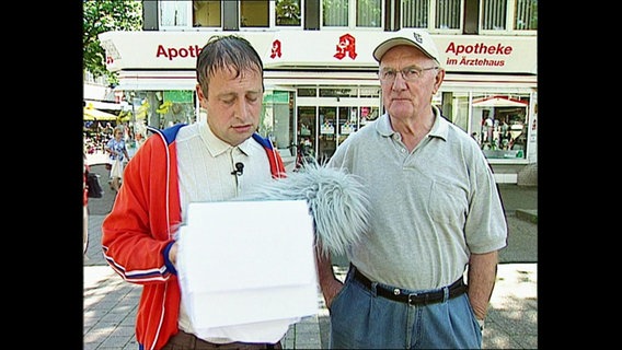 Reporter Alfons spricht mit einem Passanten  