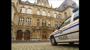 Streifenwagen vor dem Palais de Justice in Luxemburg  