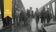 Ein Trupp Arbeiter geht über die Bremer Stephanibrücke (1964)  