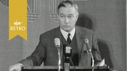 Hans Leussink von der TH Darmstadt bei einem Vortrag 1964  