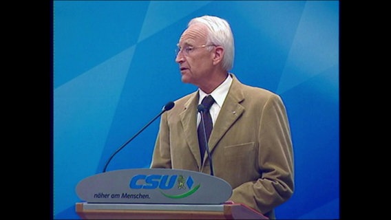 Edmund Stoiber an einem Rednerpult  