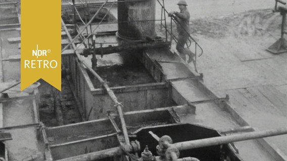 Blick von oben auf eine Erdölförderanlage in Schleswig-Holstein 1964  